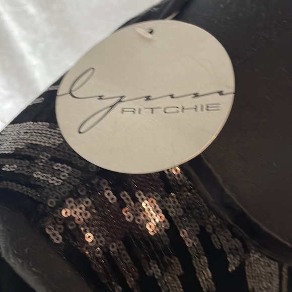 Exquisite black sequin cold shoulder top - Picture 10 of 10